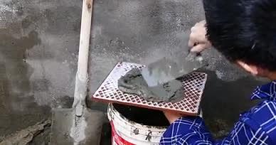 4K小工铺瓷砖工人铺瓷砖工人视频的预览图